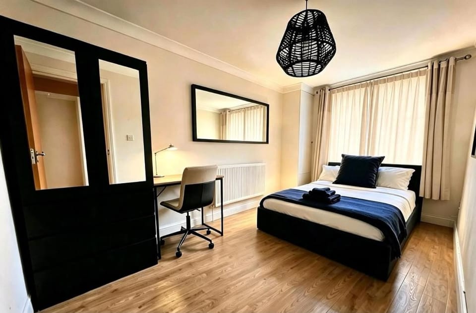 Photo of the whole room, Bedroom, towels
