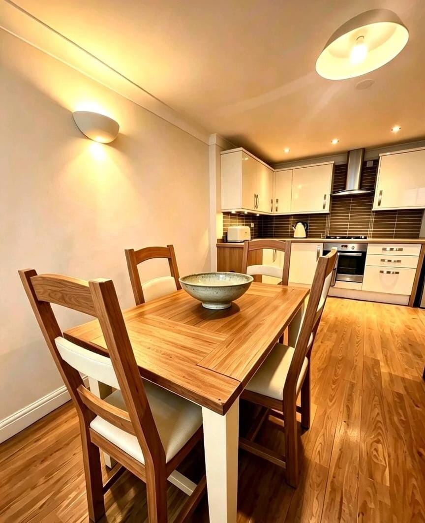 Coffee/tea facilities, Kitchen or kitchenette, Dining area, microwave, stove, washing machine