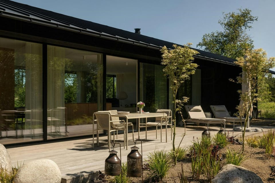 Property building, Patio, Spring, Day, Garden, Living room, Seating area, Dining area, Garden view