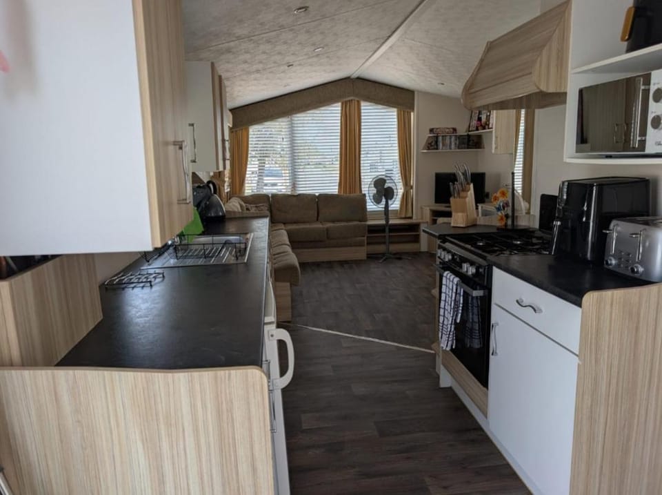 3 bedroom Ll18 3uu Campground/ 
RV Resort in Rhyl