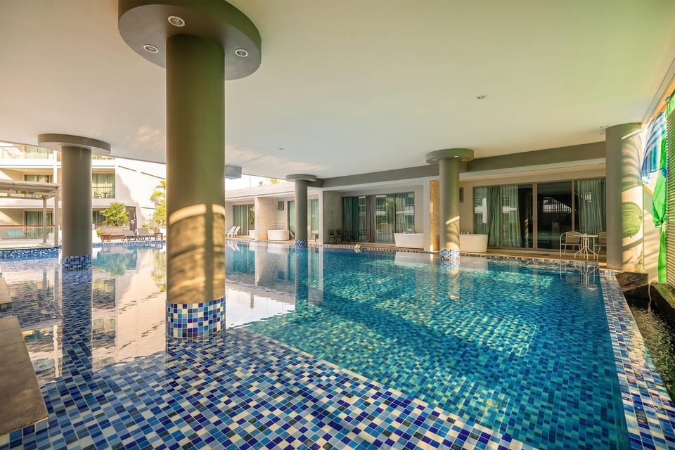 Swimming pool, sunbed