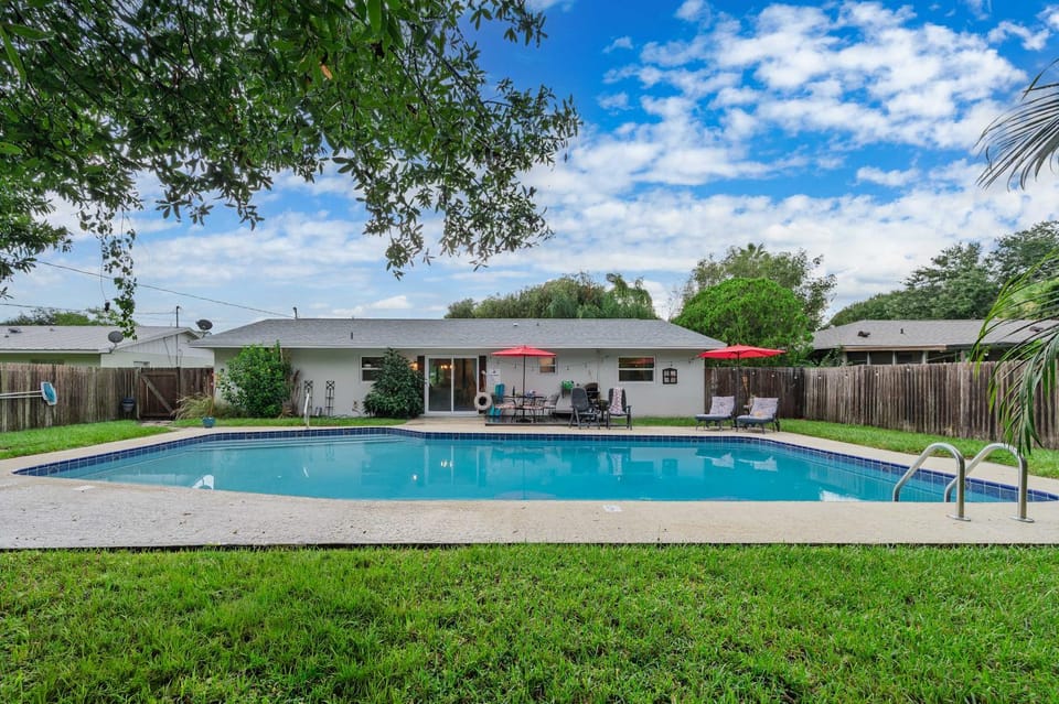 40-Ft Private Pool - Pet-Friendly 15 Min to Beach Villa in Indian River