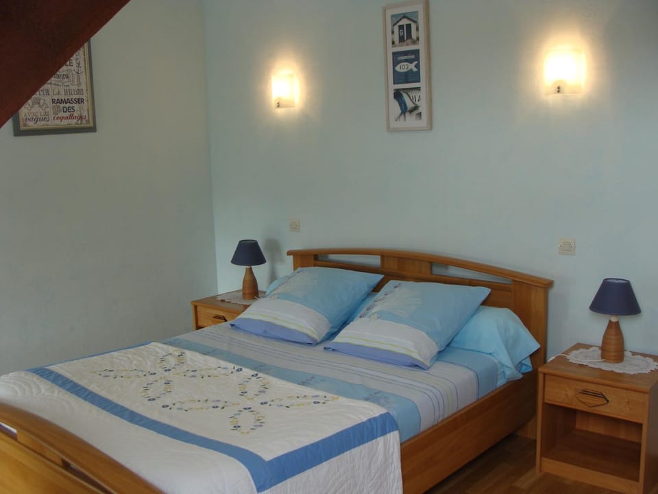 Bed, Landmark view, Inner courtyard view
