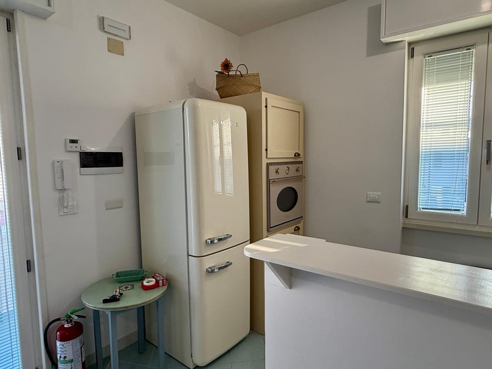 Kitchen or kitchenette, minibar, oven