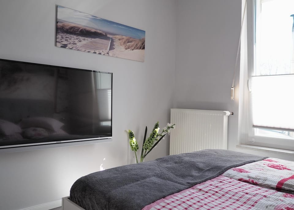 Bed, TV and multimedia, Bedroom