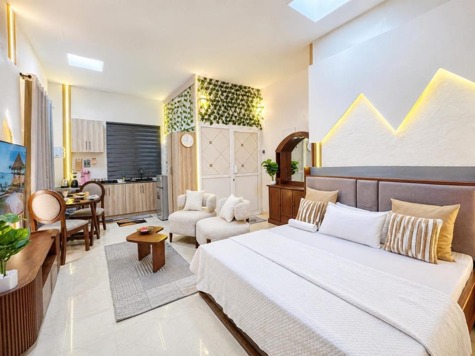 Bed, TV and multimedia, Living room, Photo of the whole room, Seating area, Bedroom