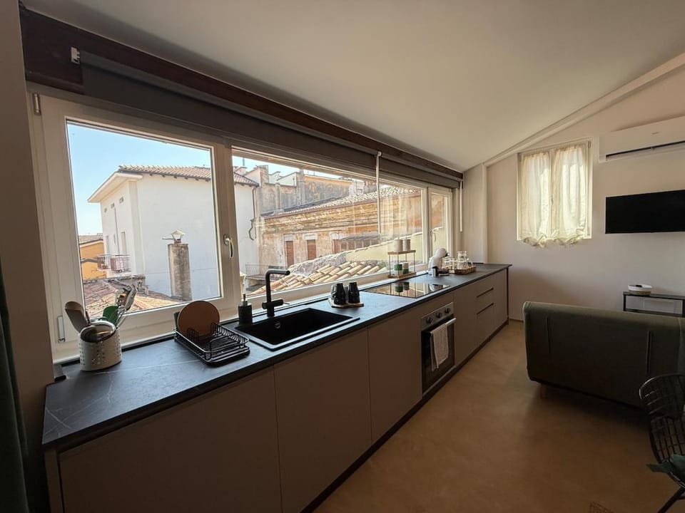 Kitchen or kitchenette, Dining area, stove
