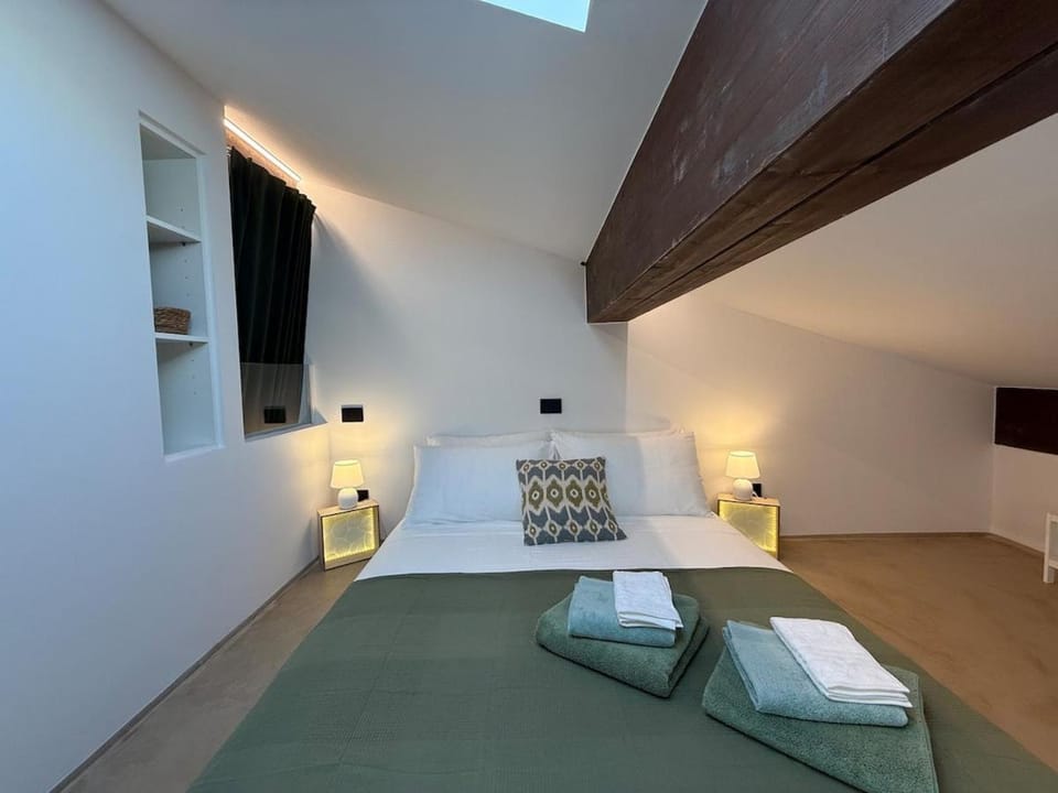 Bed, Photo of the whole room, Bedroom, towels
