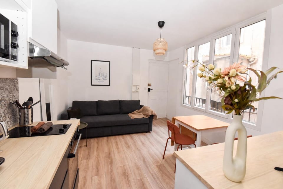 Coffee/tea facilities, Kitchen or kitchenette, Seating area, Dining area
