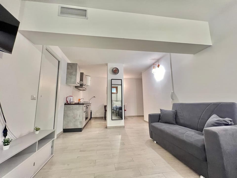 TV and multimedia, Kitchen or kitchenette, Living room, Seating area