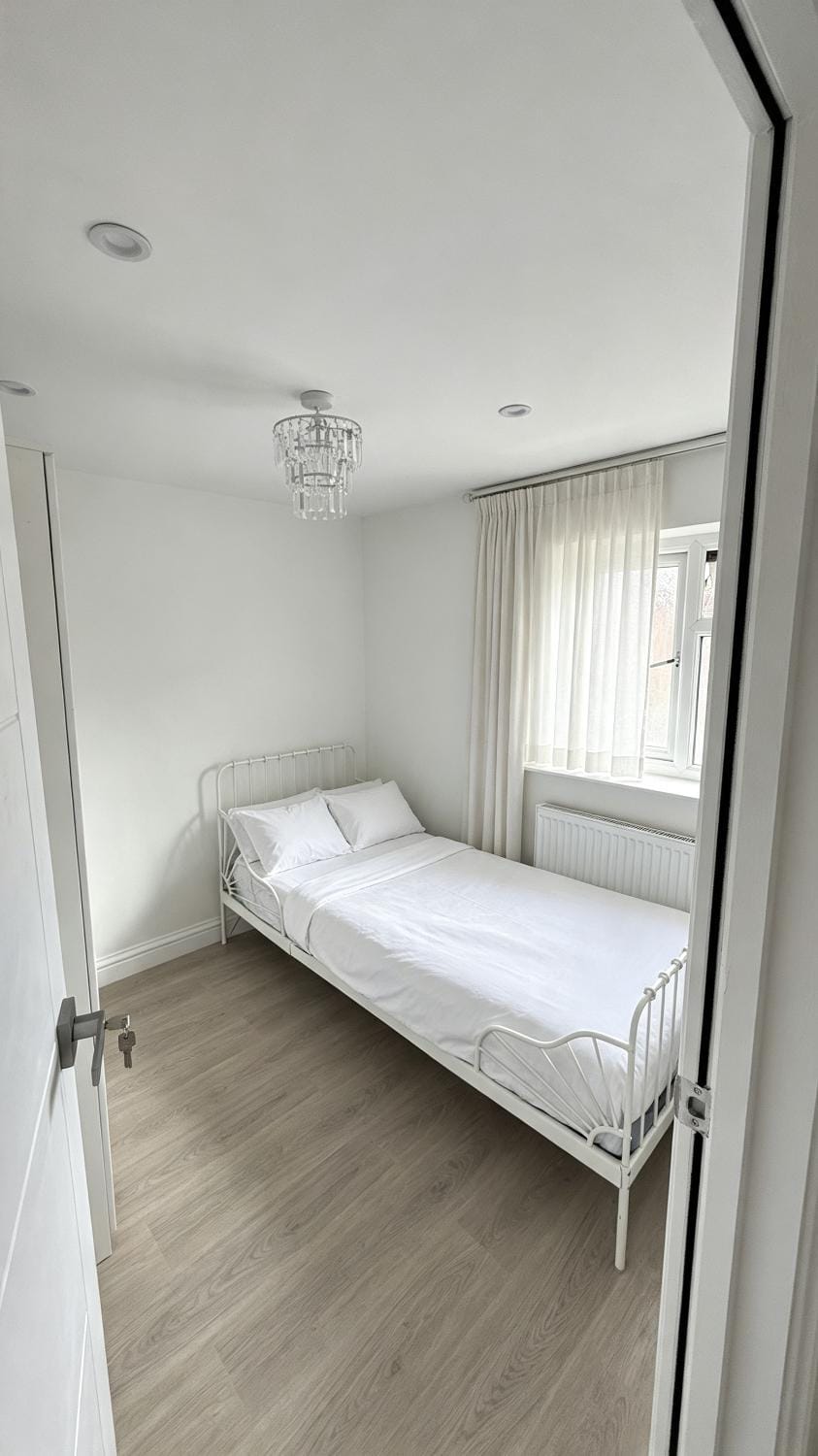 Bed, Photo of the whole room, Bedroom