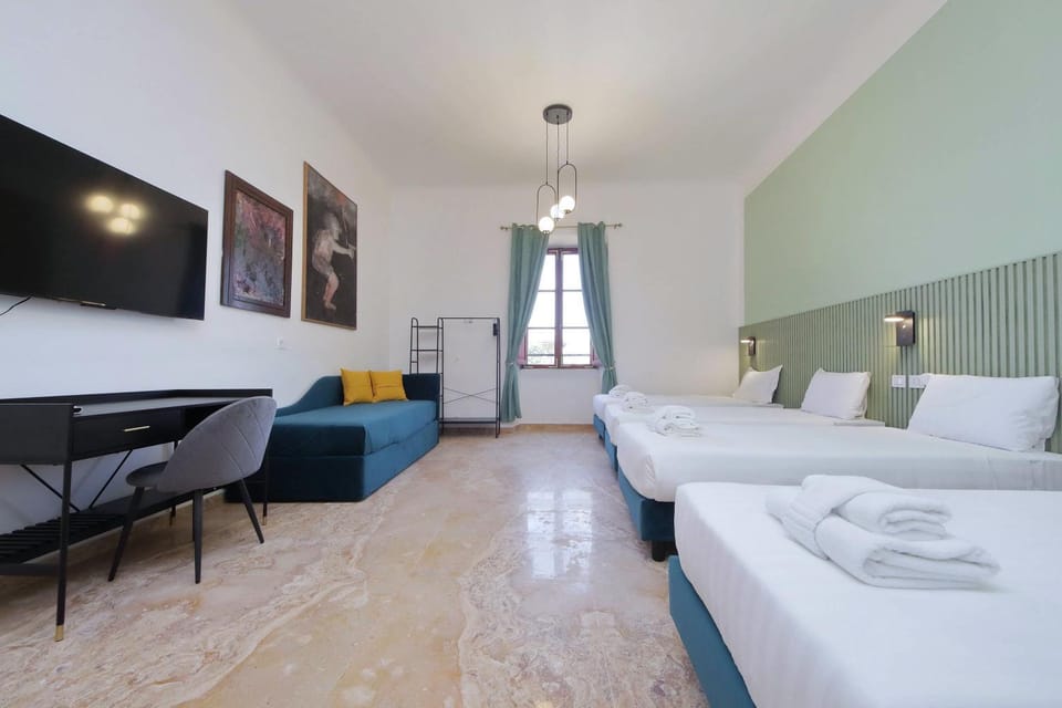 Bed, TV and multimedia, Photo of the whole room, Bedroom