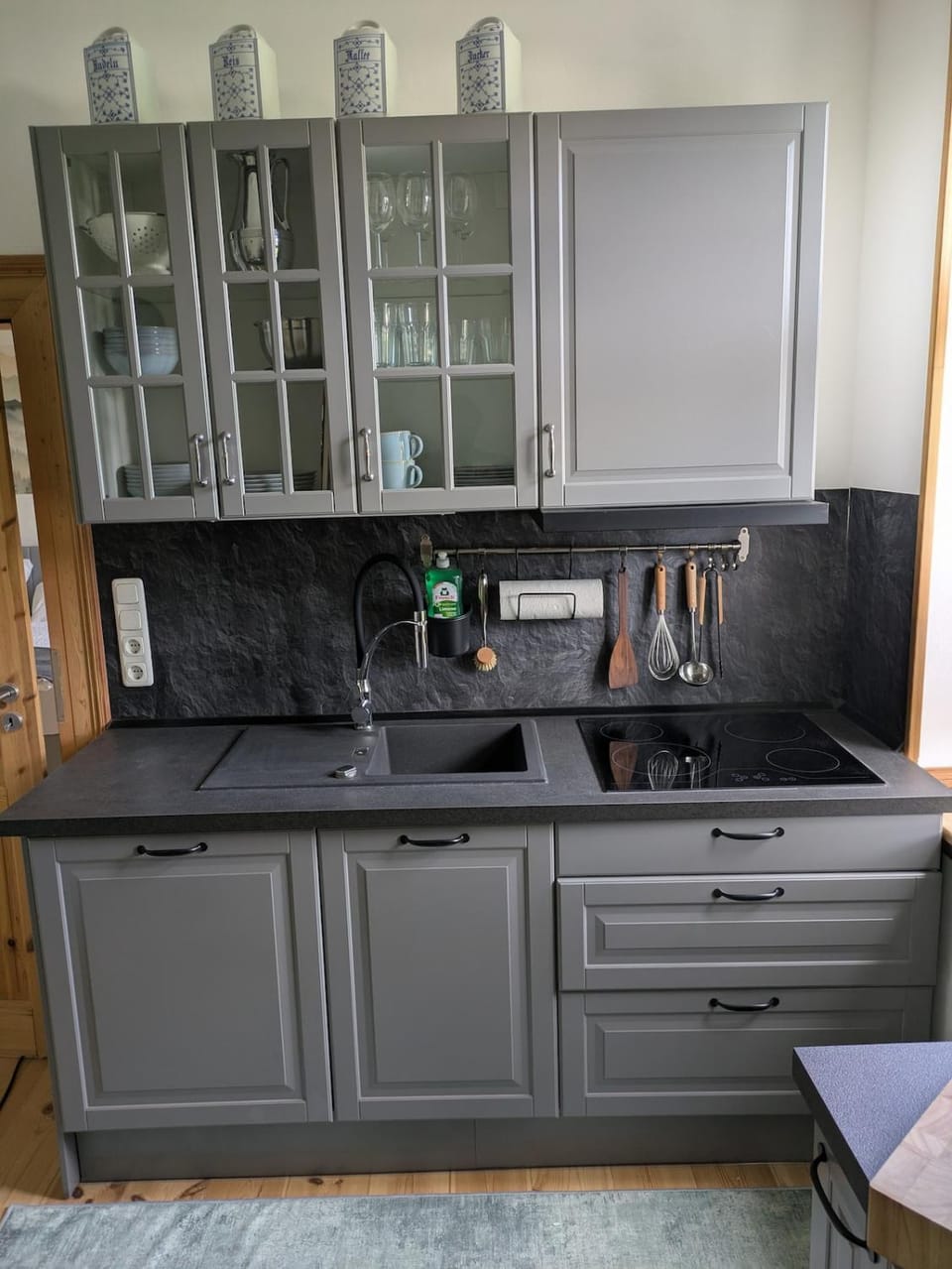 Kitchen or kitchenette, dishwasher, stove