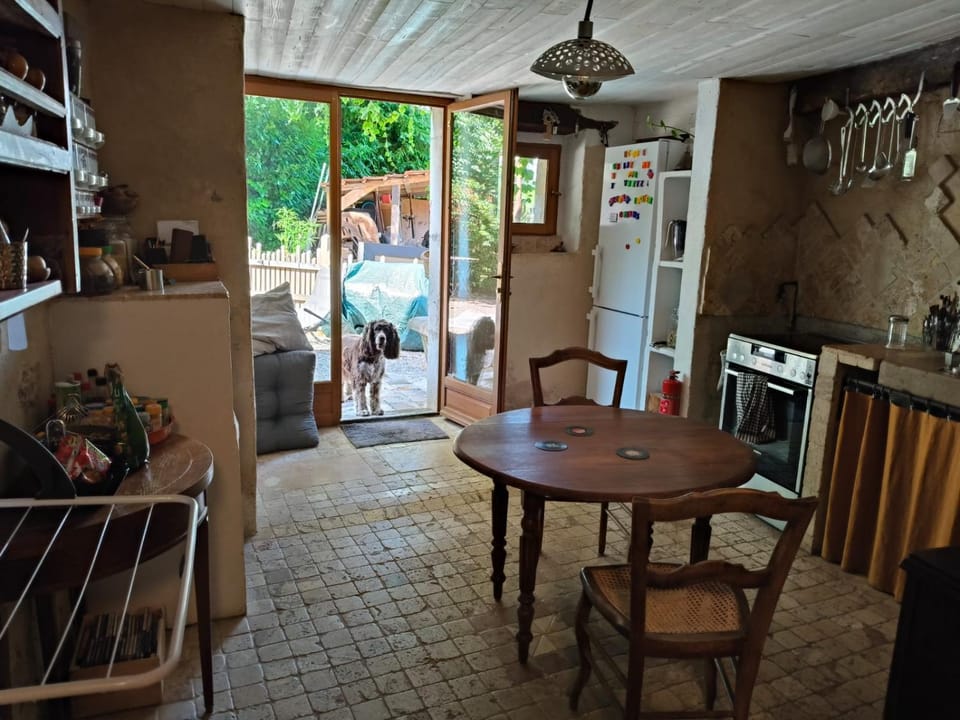Kitchen or kitchenette, Dining area, oven, pet friendly, stove