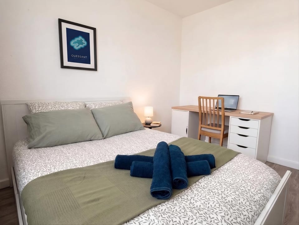 Bed, Photo of the whole room, Bedroom, towels