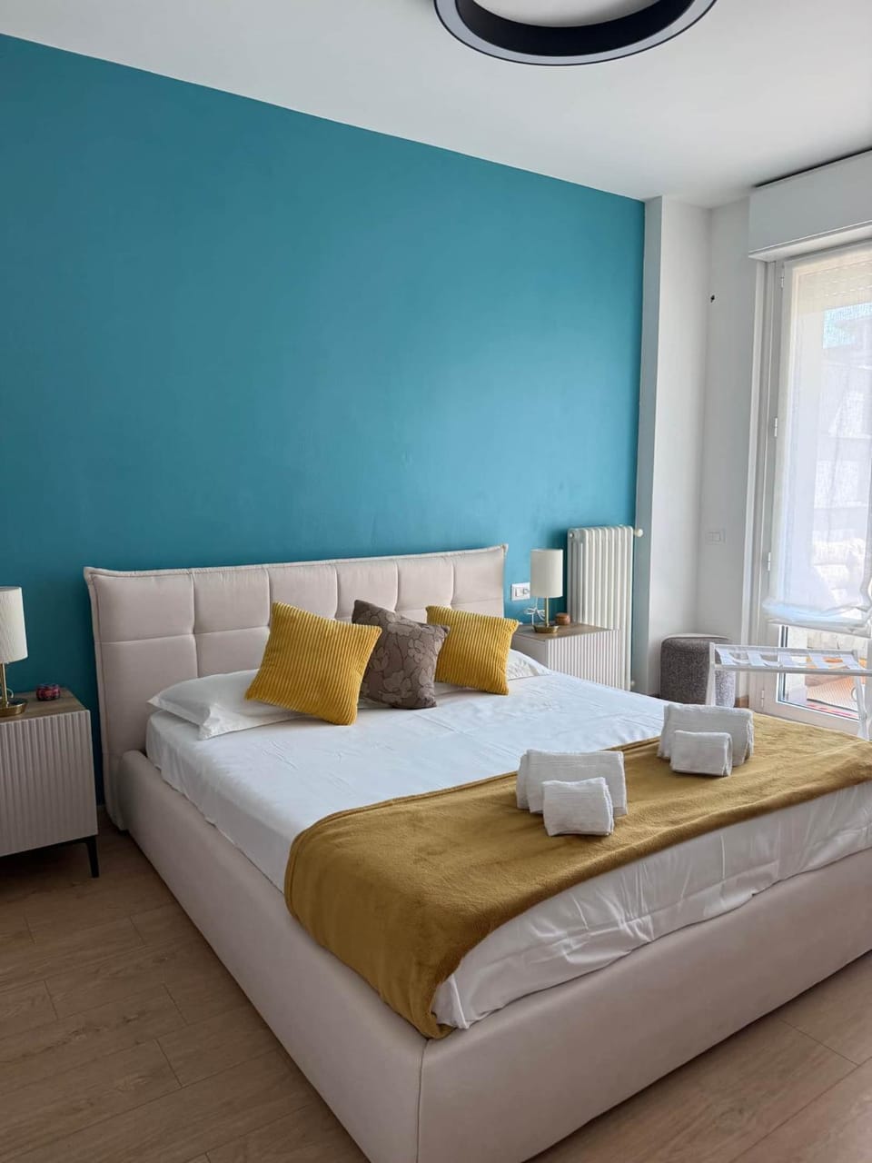 Bed, Bedroom, towels