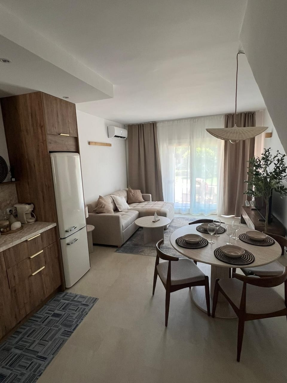 Kitchen or kitchenette, Living room, Seating area, Dining area