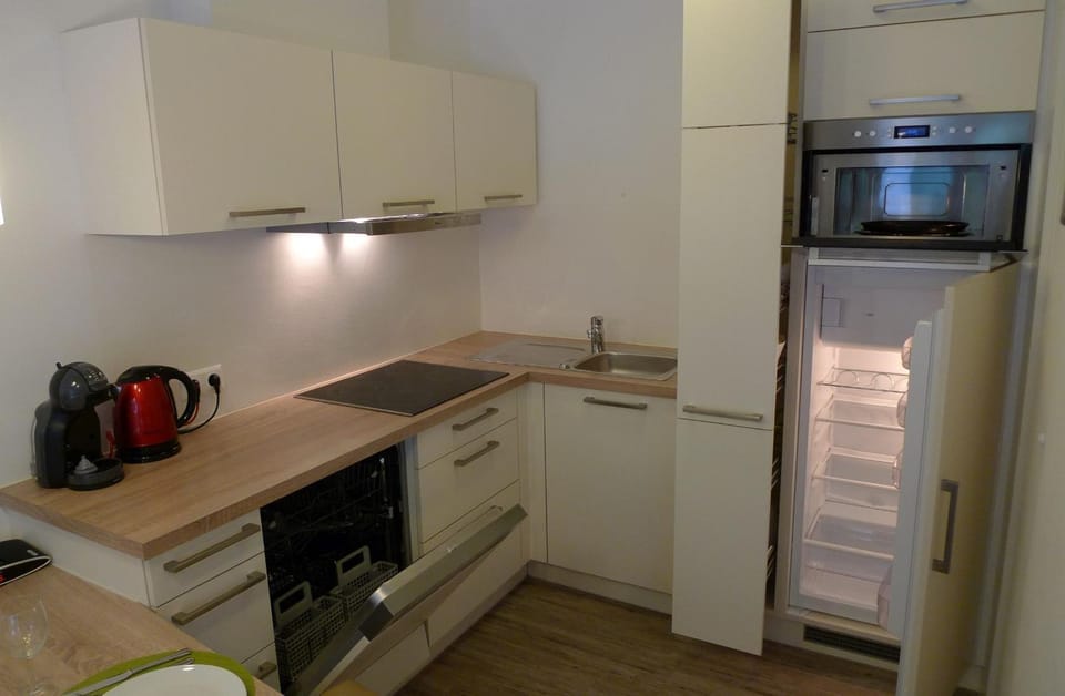 Coffee/tea facilities, Kitchen or kitchenette, dishwasher, microwave, toaster