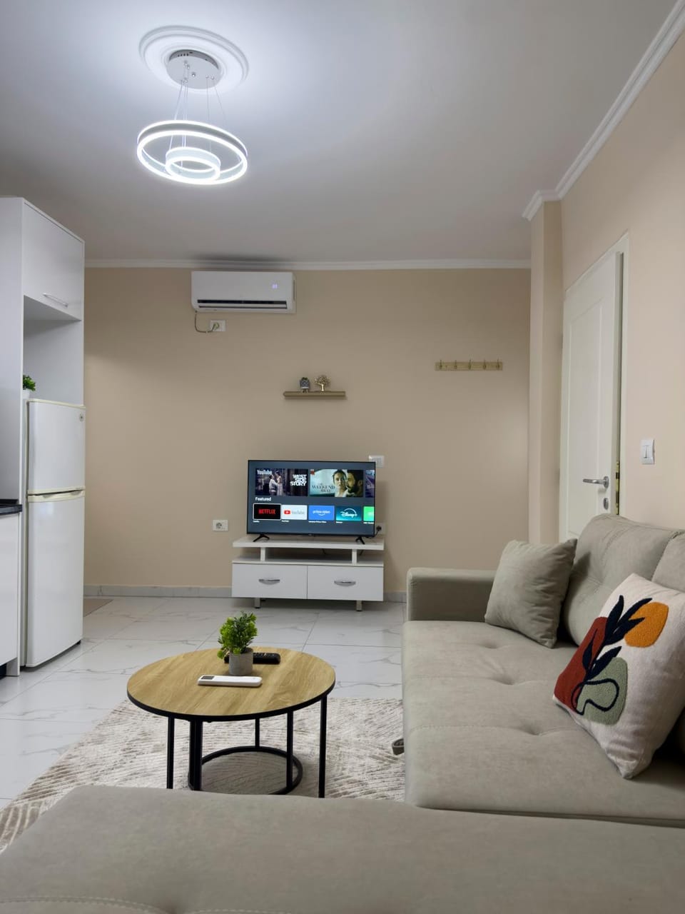 TV and multimedia, Kitchen or kitchenette, Living room, Seating area, air conditioner