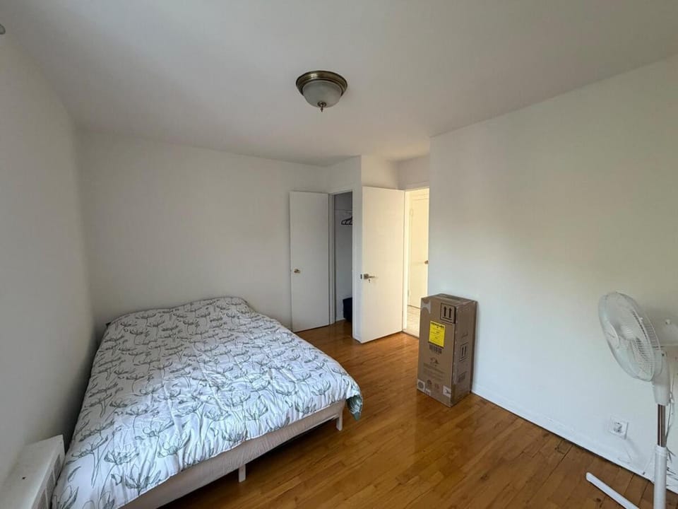 3 BDR apt near Concordia, 8 km to DT, Free Parking Apartment in Côte Saint-Luc