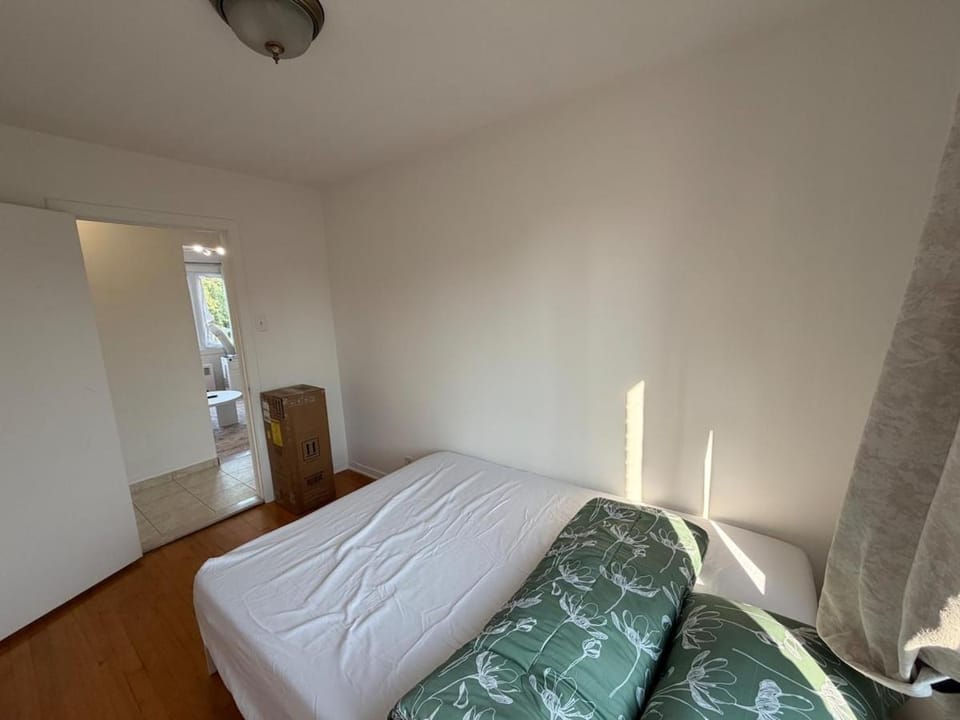 3 BDR apt near Concordia, 8 km to DT, Free Parking Apartment in Côte Saint-Luc