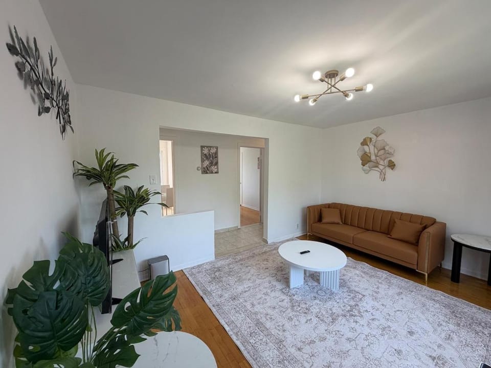 3 BDR apt near Concordia, 8 km to DT, Free Parking Apartment in Côte Saint-Luc