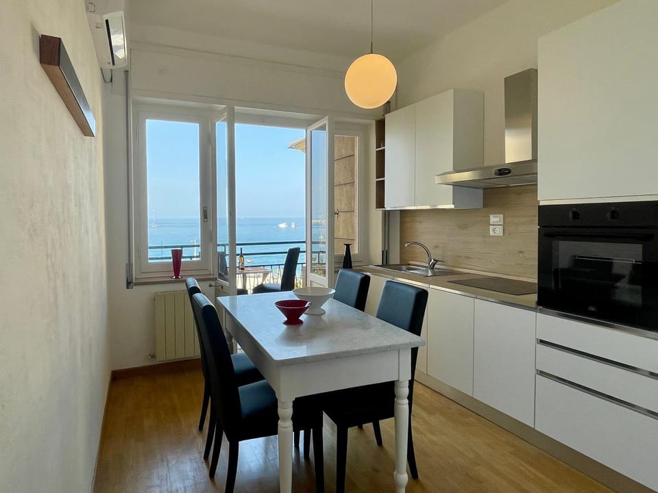 Overlooking the sea Apartment in Sestri Levante
