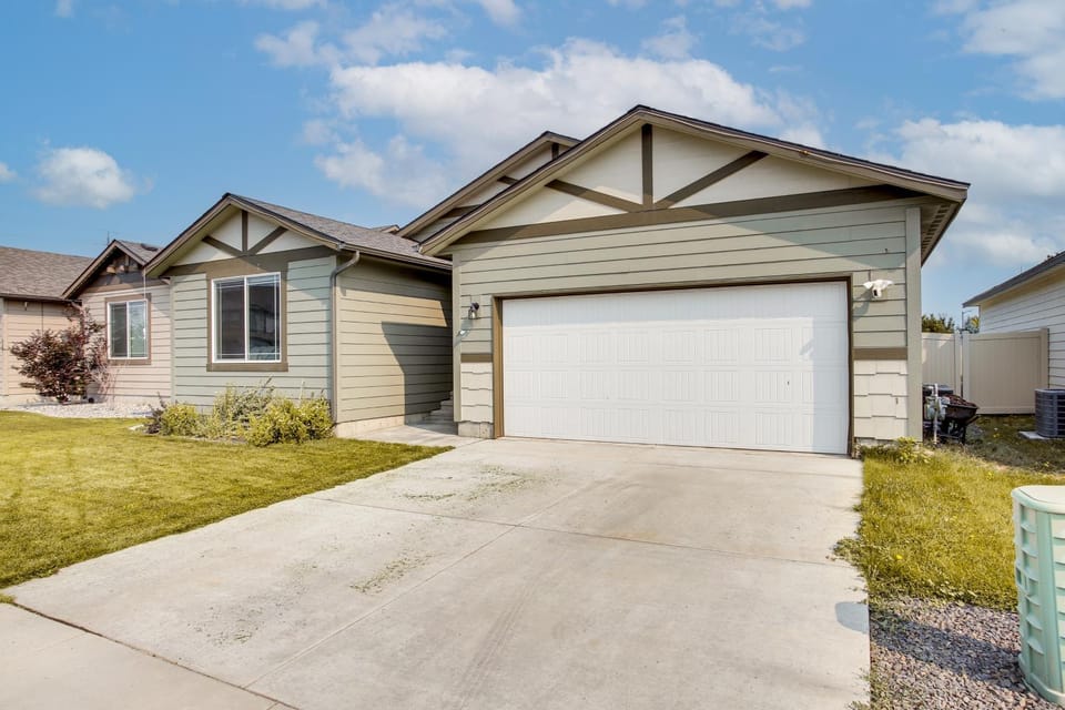 3 Mi to Spokane River! Furnished Patio & Yard House in Post Falls