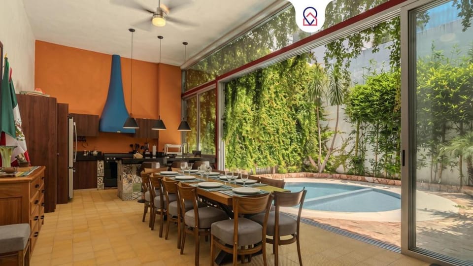 Dining area, Pool view