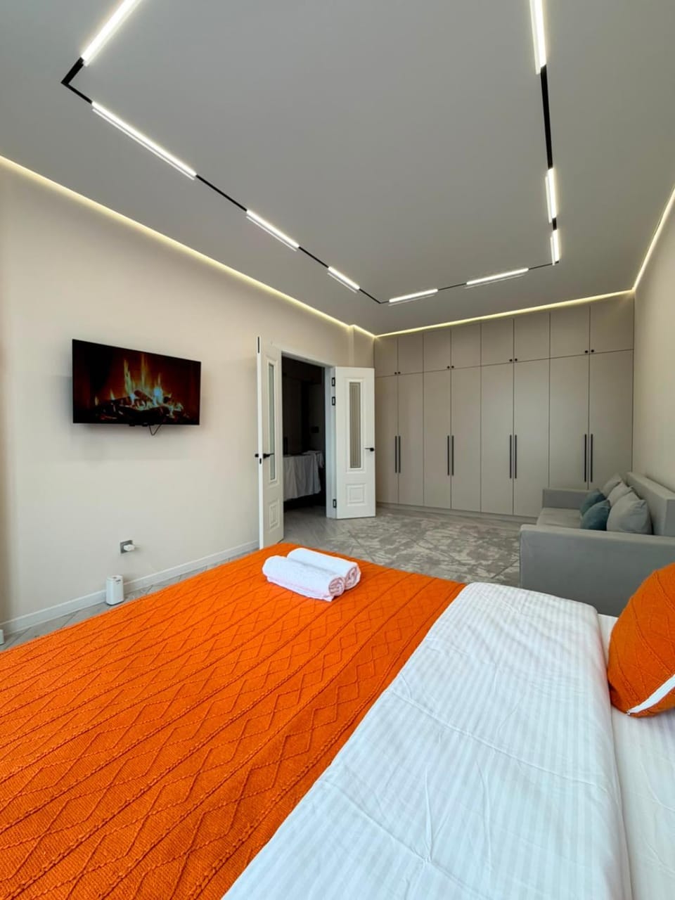 Bed, TV and multimedia, Photo of the whole room, towels, wardrobe