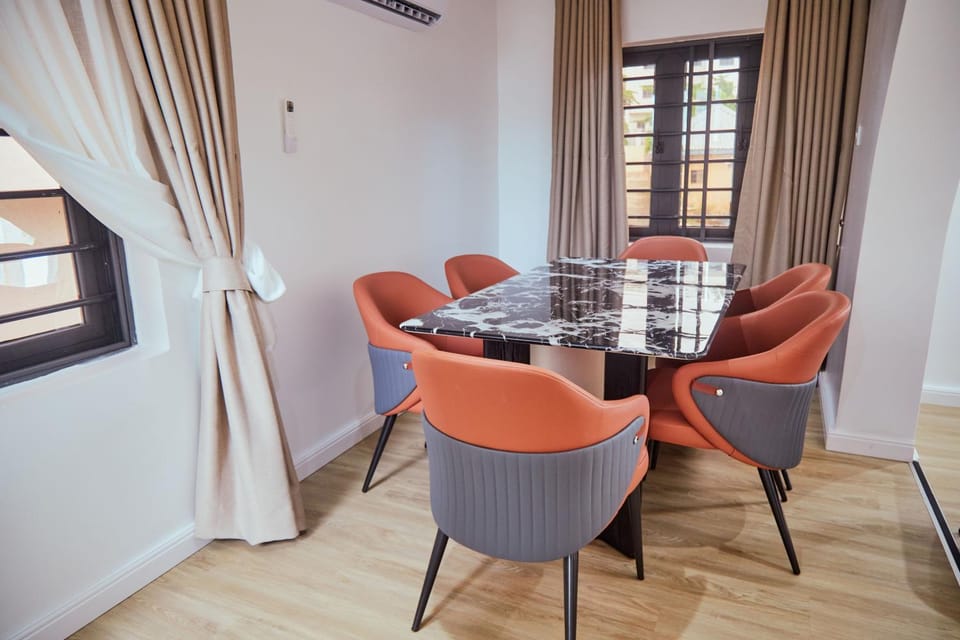 Seating area, Dining area, air conditioner