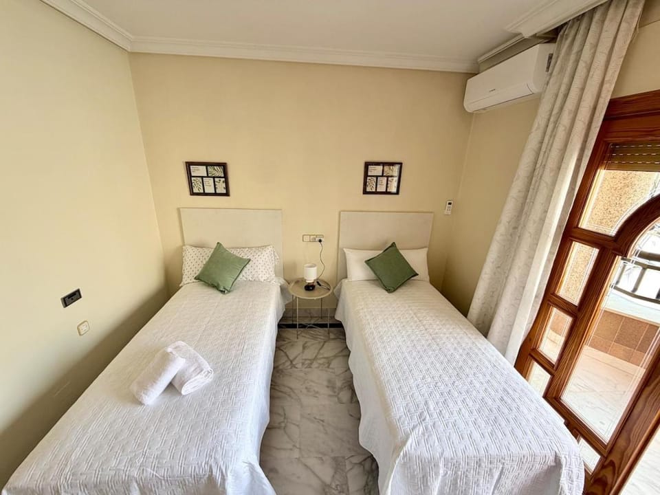 Spacious and bright house in downtown San Pedro for 10 with BBQ House in San Pedro del Pinatar