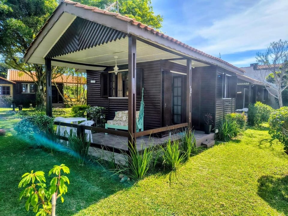 Chalé de 1 dormitório com piscina e churrasqueira, perto da praia central de Garopaba! House in Garopaba