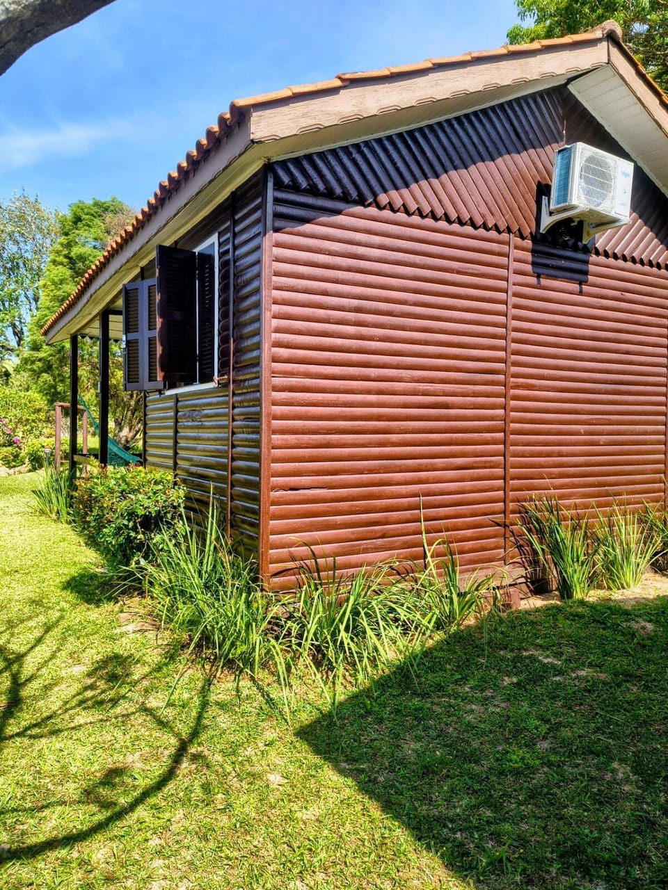 Chalé de 1 dormitório com piscina e churrasqueira, perto da praia central de Garopaba! House in Garopaba