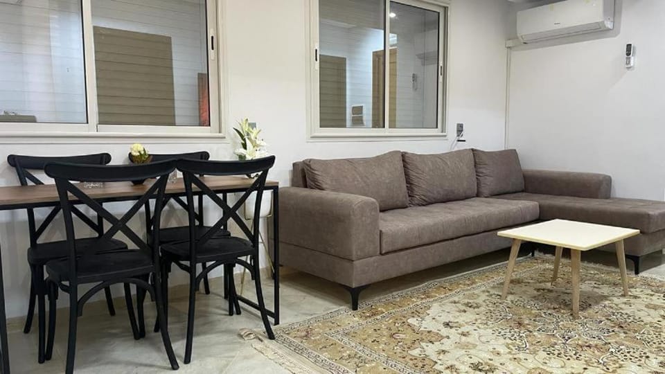 Spacious Apartment Ennasr, S2, Main Street Apartment in Tunis