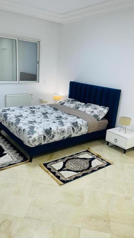 Spacious Apartment Ennasr, S2, Main Street Apartment in Tunis