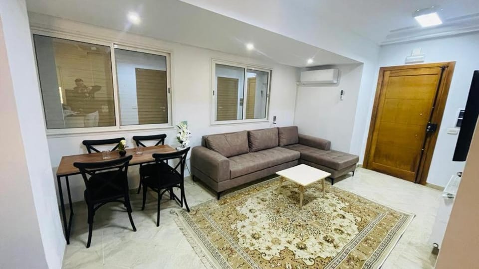 Spacious Apartment Ennasr, S2, Main Street Apartment in Tunis