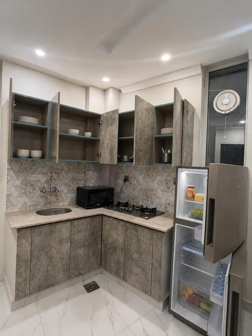 Kitchen or kitchenette, minibar, oven, stove