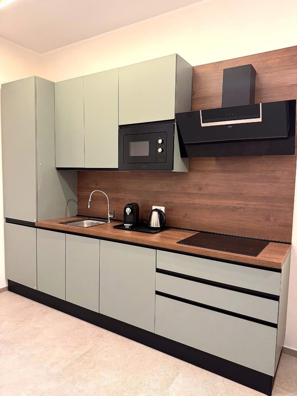 Coffee/tea facilities, Kitchen or kitchenette, microwave, stove