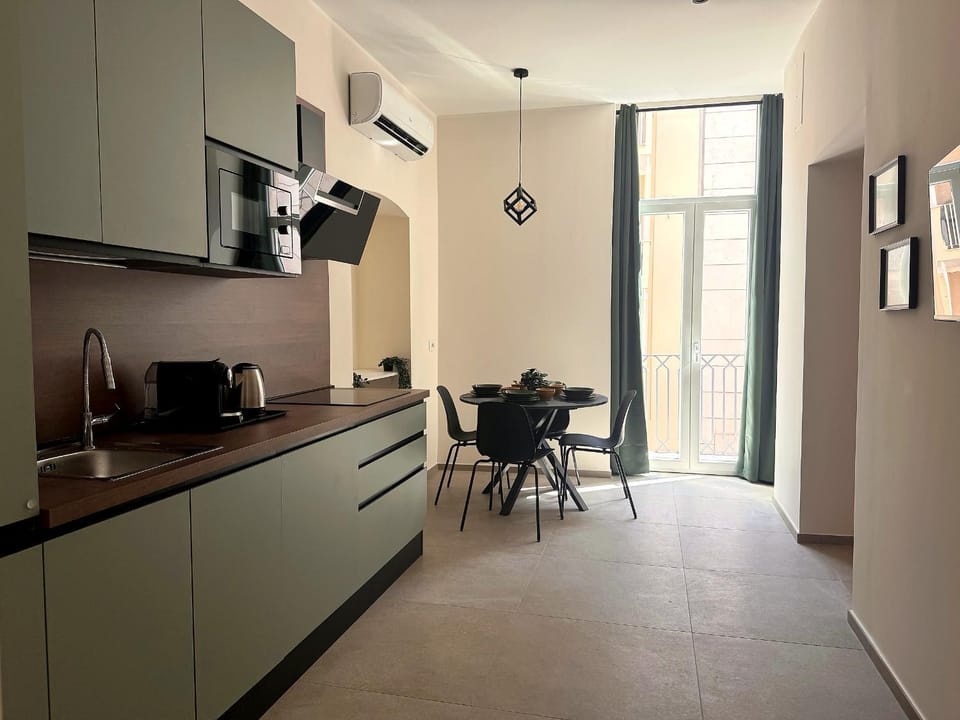 Coffee/tea facilities, Kitchen or kitchenette, Dining area, microwave, stove