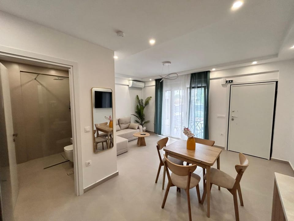 TV and multimedia, Kitchen or kitchenette, Living room, Seating area