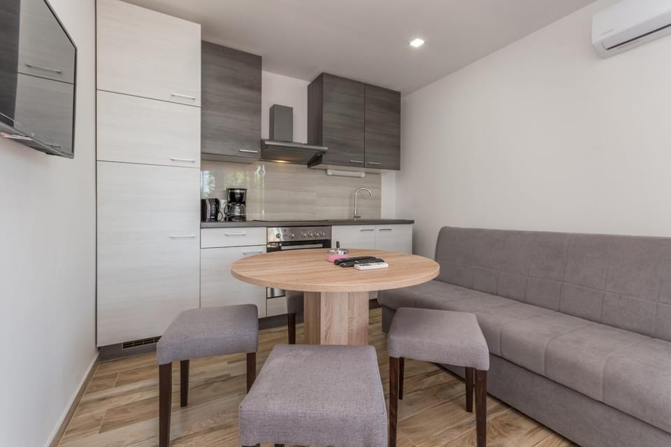 Kitchen or kitchenette, Living room, Seating area, Dining area