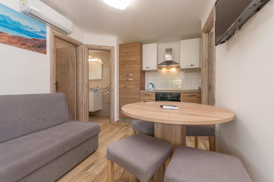 TV and multimedia, Kitchen or kitchenette, Living room, Seating area, Breakfast, Dinner, Family