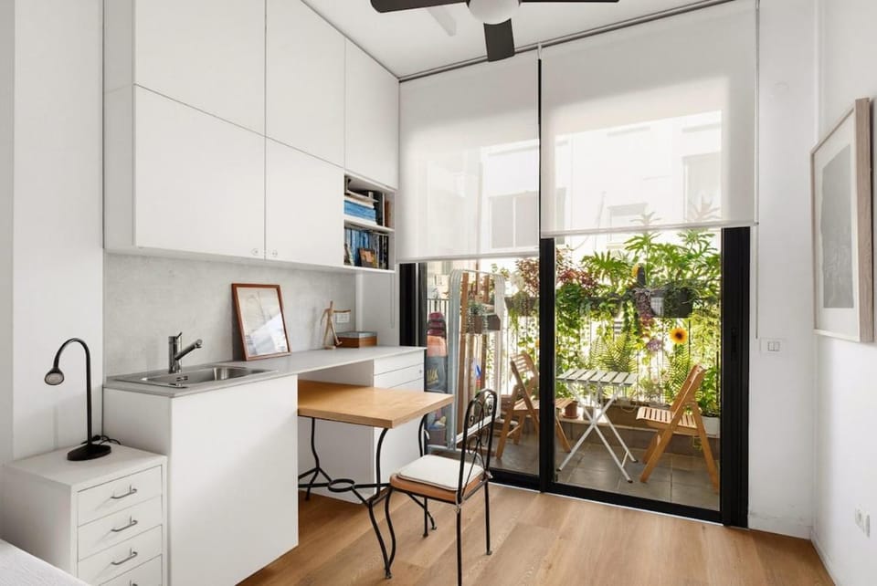 Large Classic Apt Heart of Tel Aviv by SeaNRent House in Tel Aviv-Yafo