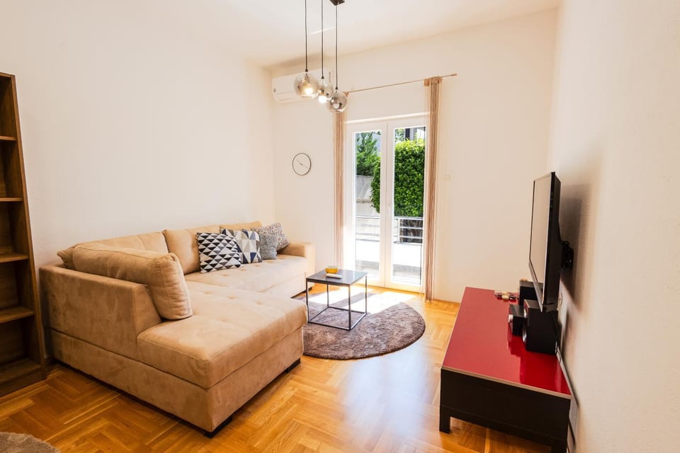 TV and multimedia, Living room, Seating area, Evening entertainment
