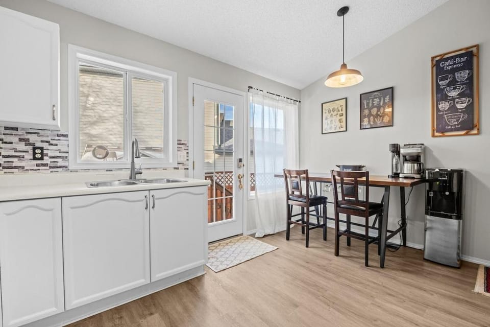 Family House SW Calgary Spruce Meadows SLEEP 10 House in Calgary