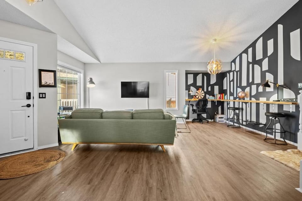 Family House SW Calgary Spruce Meadows SLEEP 10 House in Calgary