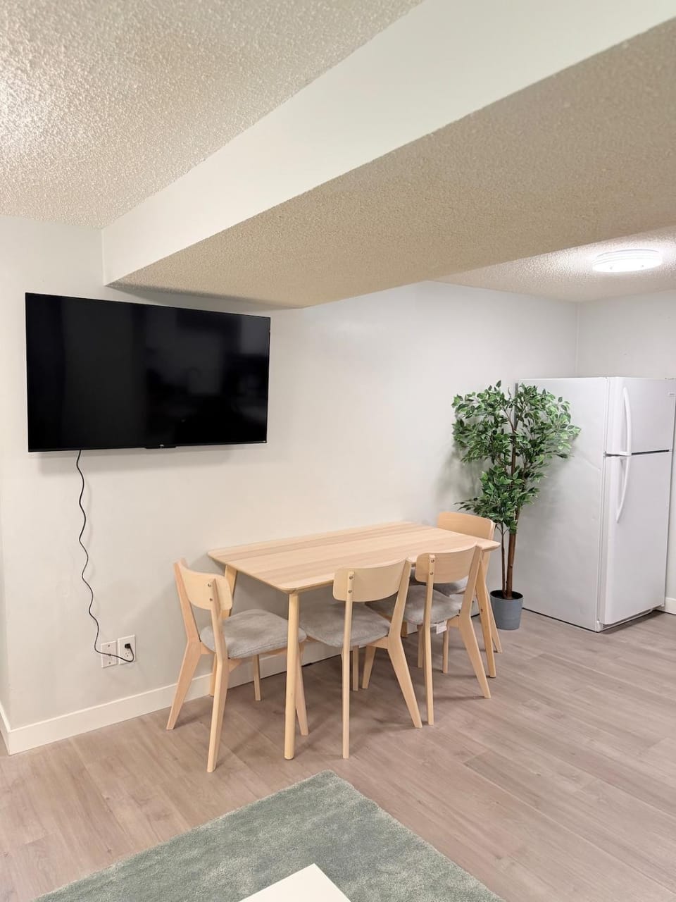 Stylish 2BR Suite Near Downtown Sleeps 6 House in Calgary