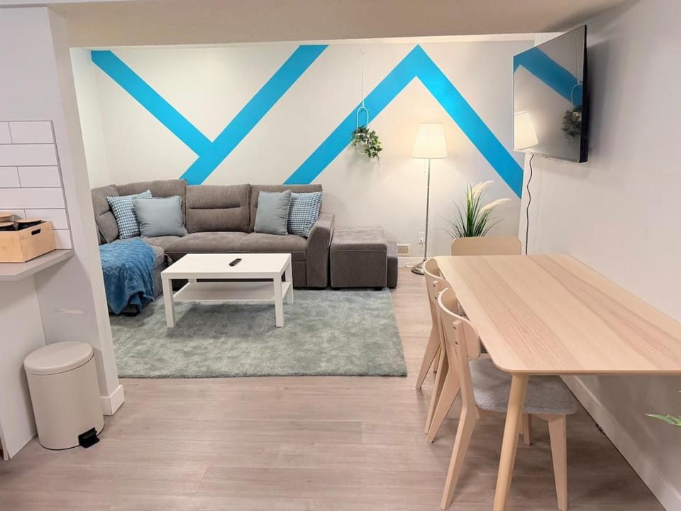 Stylish 2BR Suite Near Downtown Sleeps 6 House in Calgary