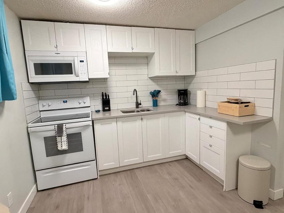 Stylish 2BR Suite Near Downtown Sleeps 6 House in Calgary